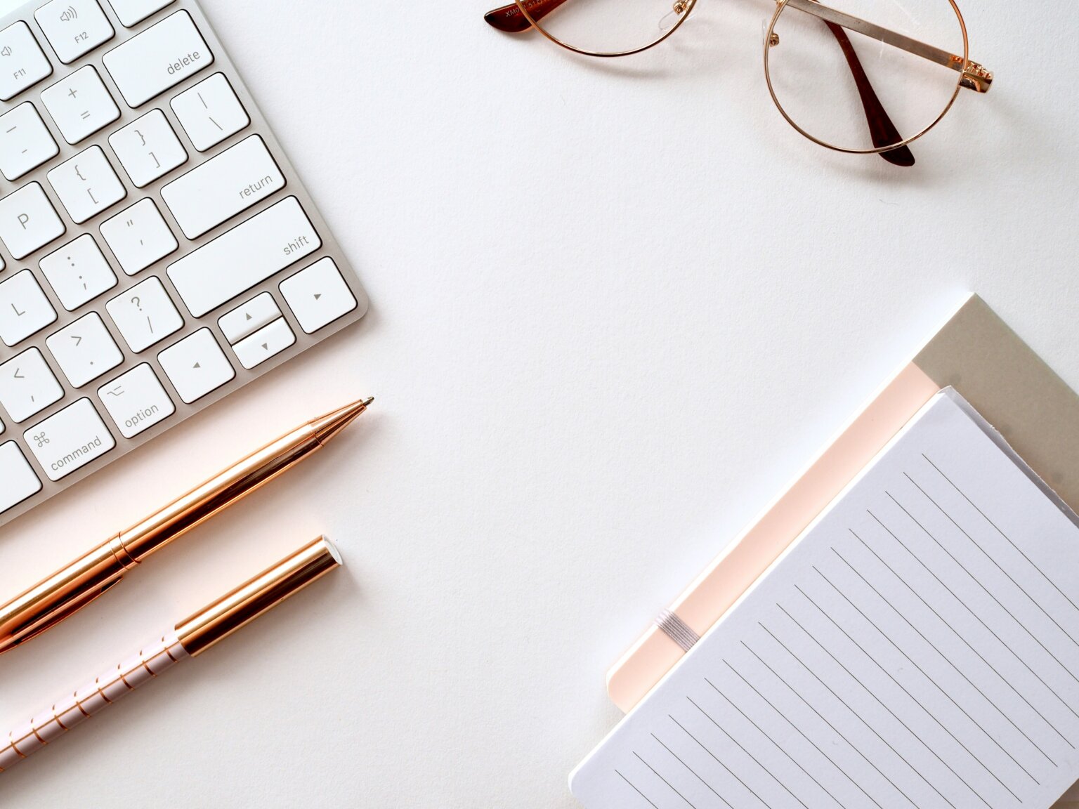 a sample of an aesthetic desk setup